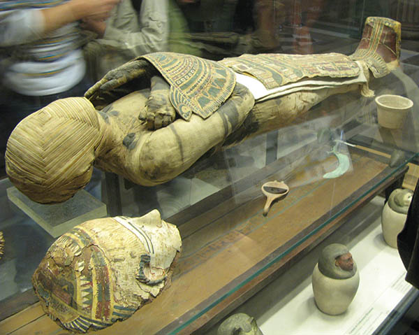 La momification des pharaons : un rituel sacré et complexe