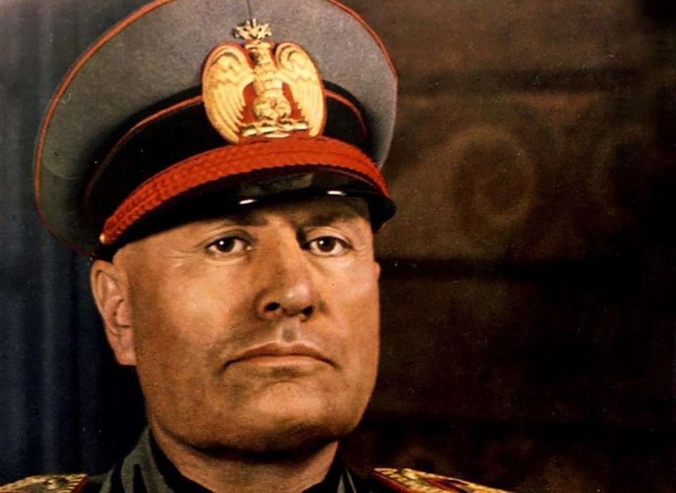 Benito Mussolini Reçoit les Pleins Pouvoirs : Le Tournant Autoritaire de l'Italie Fasciste