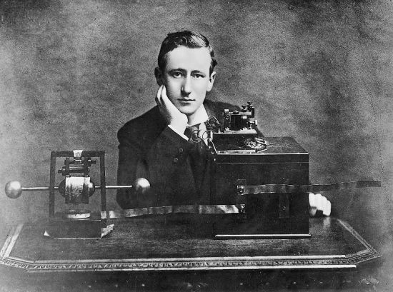 Guglielmo Marconi Réalise l'Exploit Historique de la Première Transmission Radio Transatlantique