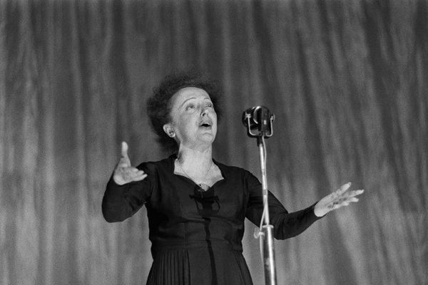 Naissance de Edith Piaf : La Môme qui a Enchanté le Monde avec sa Voix Emblématique