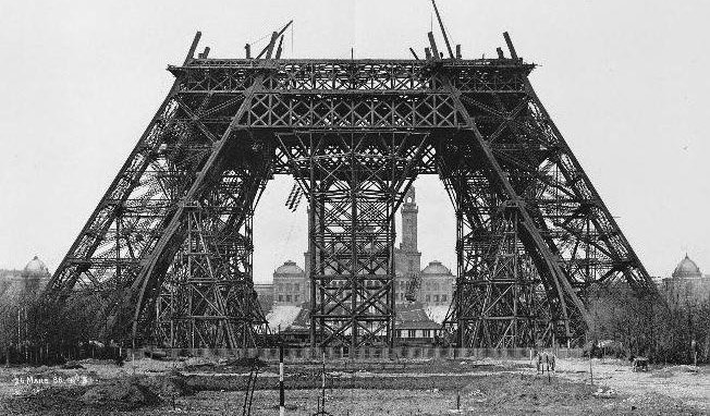 La Tour Eiffel : Un Monument Légendaire Prend Forme