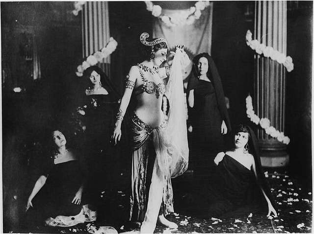 Arrestation de Mata Hari une Danseuse, Espionne et Légende