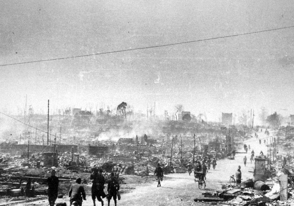 Le Bombardement de Tokyo par les Forces Amé;ricaines : Une Tragé;die de Guerre