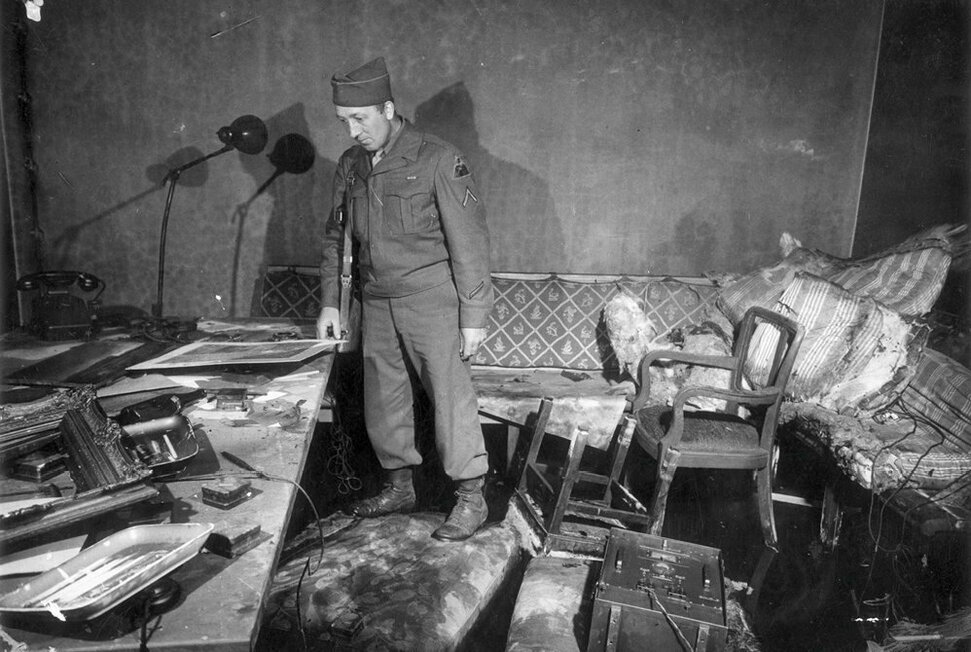 Le Dernier Acte d'un Tyran : Adolf Hitler se Suicide dans son Bunker
