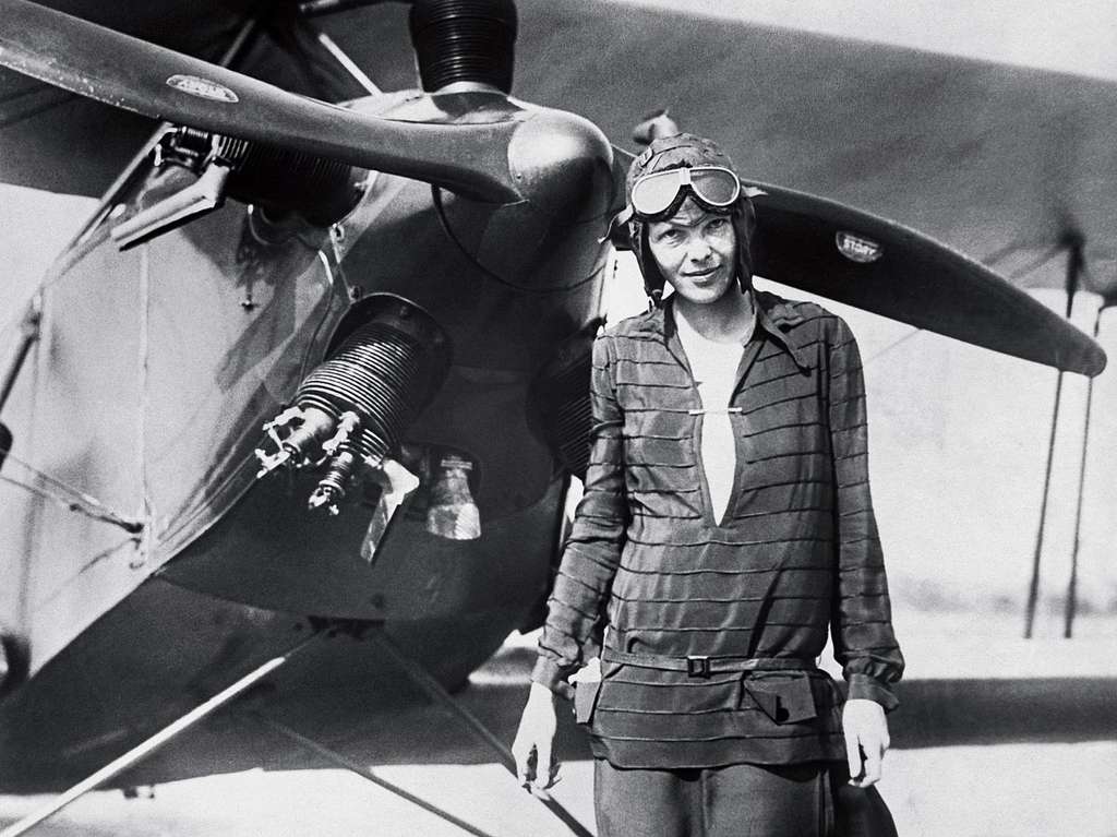 Amelia Earhart : Première Femme à Traverser l'Atlantique Seule en Avion