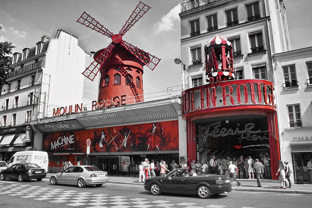 Le Moulin Rouge s'ouvre à Paris
