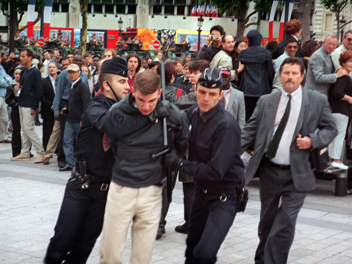 Tentative d'Assassinat contre Jacques Chirac sur les Champs-Élysées