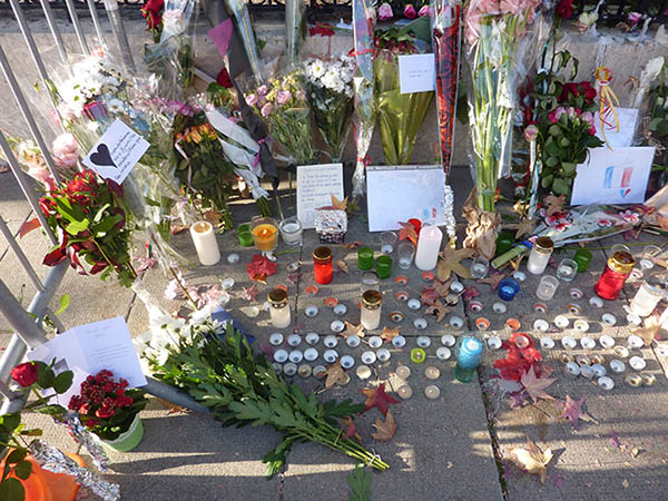 Une série d’attentats cause 130 morts à Paris
